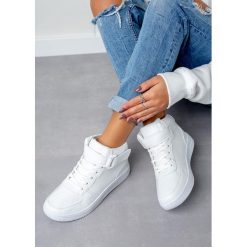 Białe buty sportowe wysokie na rzep casu 20c1/w. Białe buty dziewczęce sportowe Casu, bez wzorów, ze skóry ekologicznej, przed kolano, bez zapięcia. Za 59,99 zł.