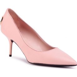 Szpilki LOVE MOSCHINO - JA10017G1AIA0601 Cipria. Różowe półbuty damskie Love Moschino, bez wzorów, ze skóry, eleganckie, bez obcasa, na obcasie, bez zapięcia. Za 1399,00 zł.