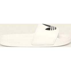 Adidas Originals - Klapki Adilette. Białe kapcie męskie adidas Originals, z gumy, bez zapięcia. W wyprzedaży za 109,90 zł.