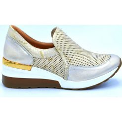Sneakersy ażurowe wsuwane skórzane złote Aga. Żółte sneakersy damskie Aga. W wyprzedaży za 299,25 zł.