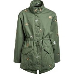 Sisley Parka khaki. Brązowe kurtki dziewczęce marki Sisley, z bawełny. W wyprzedaży za 233,10 zł.