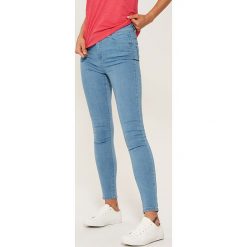 Jeansy high waist skinny - Niebieski. Niebieskie jeansy męskie skinny marki House, z podwyższonym stanem. Za 79,99 zł.