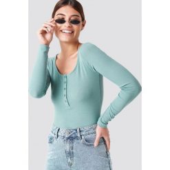 NA-KD Top w prążki Henley - Green. Zielone topy damskie NA-KD, bez wzorów, z okrągłym kołnierzem. Za 72,95 zł.