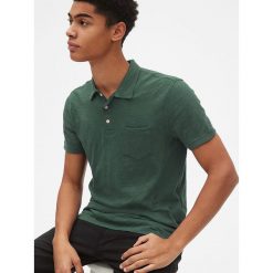 Koszulka polo w kolorze zielonym. Zielone koszulki męskie Gap Men, m, bez wzorów, z bawełny, bez rękawów. W wyprzedaży za 65,95 zł.