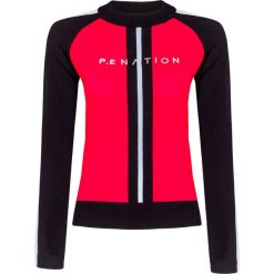Sweter P.E NATION CENTRE MARK KNIT. Czerwone swetry damskie Pe Nation, z nadrukiem, z dzianiny, sportowe, bez rękawów, bez kaptura. W wyprzedaży za 864,00 zł.