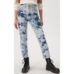 Jeansy straight z efektem tie dye - Niebieski. Niebieskie jeansy damskie Sinsay. W wyprzedaży za 59,99 zł.