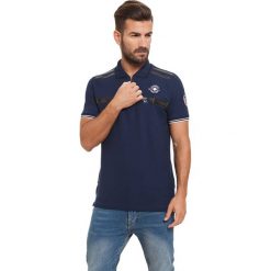 Koszulka polo w kolorze granatowym. Koszulki męskie Lonsdale, Kangol. W wyprzedaży za 59,95 zł.