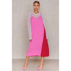 Sukienki: NA-KD Trend Sukienka bieliźniana z plisowaną wstawką – Pink,Red