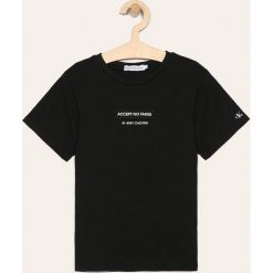 Calvin Klein Jeans - T-shirt dziecięcy 128-176 cm. Czarne t-shirty chłopięce Calvin Klein Jeans, z aplikacjami, z bawełny, bez rękawów. Za 139,90 zł.