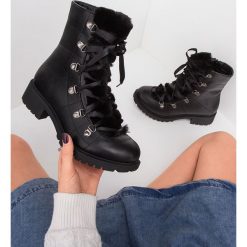 Botki damskie Lily Shoes K90 Czarne. Czarne botki damskie LILY SHOES, z tworzywa sztucznego, klasyczne, bez obcasa, na płaskiej podeszwie, bez zapięcia. Za 89,00 zł.