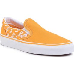 Tenisówki VANS - Classic Slip-On VN0A4U38WL31 (Logo Repeat)Cdumylwtrwht. Pomarańczowe trampki i tenisówki damskie Vans, bez wzorów, z gumy, bez zapięcia. W wyprzedaży za 239,00 zł.