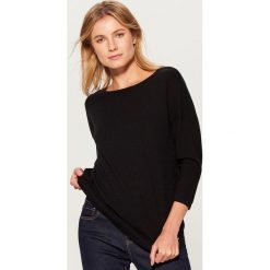 Sweter z dekoltem na plecach - Czarny. Czarne swetry klasyczne damskie marki Mohito, l, z dekoltem na plecach. Za 89,99 zł.