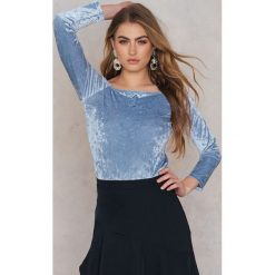 NA-KD Party Aksamitny top z odkrytymi ramionami - Blue. Niebieskie topy damskie NA-KD Party, bez wzorów, z elastanu, bez kołnierzyka. W wyprzedaży za 24,38 zł.