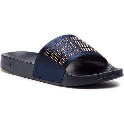Klapki TOMMY HILFIGER - Sparkle Satin Pool Slide FW0FW03752 Midnight 403. Niebieskie klapki damskie TOMMY HILFIGER, z aplikacjami, z tworzywa sztucznego, bez obcasa. W wyprzedaży za 159,00 zł.