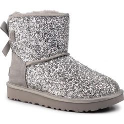 Buty UGG - W Classic Mini Bow Cosmos 1107073 Slvr. Szare kozaki damskie Ugg, na zimę, ze skóry, bez obcasa, bez zapięcia. Za 939,00 zł.
