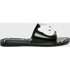 Melissa - Klapki Hello Kitty. Czarne klapki damskie Melissa, z motywem z bajki, z gumy, bez obcasa, na obcasie. W wyprzedaży za 239,90 zł.
