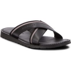Klapki TOMMY HILFIGER - Casual Leather Cross Sandal FM0FM01531 Black 990. Czarne klapki męskie TOMMY HILFIGER, ze skóry, bez zapięcia. W wyprzedaży za 169,00 zł.