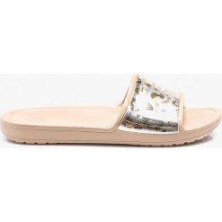 Crocs - Klapki. Żółte klapki damskie marki Crocs, bez wzorów, z gumy, bez obcasa. W wyprzedaży za 159,90 zł.