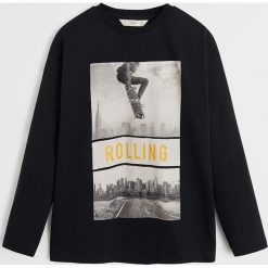 Mango Kids - Longsleeve dziecięcy Rolling 110-164 cm. Czarne t-shirty chłopięce Mango Kids, z nadrukiem, z bawełny, z długim rękawem. Za 49,90 zł.
