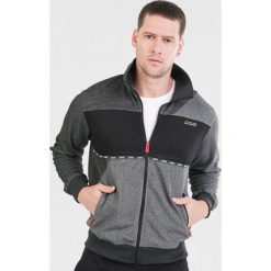 Czarna Bluza Mhyrvienne. Czarne bluzy męskie Born2be, xl, bez wzorów, bez kołnierzyka, bez rękawów, bez kaptura. Za 109,99 zł.