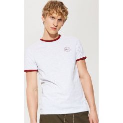 T-shirty męskie: T-shirt z kontrastowym obszyciem – Kremowy