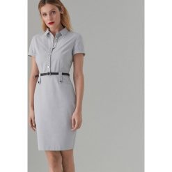 Midi sukienka z paskiem - Niebieski. Niebieskie sukienki damskie Mohito, bez wzorów, bez kołnierzyka, bez rękawów, midi. Za 179,99 zł.