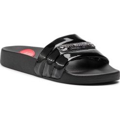 Klapki LOVE MOSCHINO - JA28012G17IQ0000 Nero. Czarne klapki damskie Love Moschino, z aplikacjami, z tworzywa sztucznego, bez obcasa. W wyprzedaży za 259,00 zł.