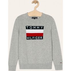 Tommy Hilfiger - Sweter dziecięcy 128-176 cm. Szare swetry chłopięce TOMMY HILFIGER, bez wzorów, z bawełny, z okrągłym kołnierzem. W wyprzedaży za 219,90 zł.
