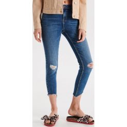 Jeansy Skinny z przetrciami - Niebieski. Niebieskie jeansy damskie Cropp, bez wzorów, z jeansu. W wyprzedaży za 59,99 zł.