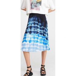 Spódnica z motywem tie-dye - Granatowy. Niebieskie spódniczki damskie Reserved, bez wzorów. Za 89,99 zł.