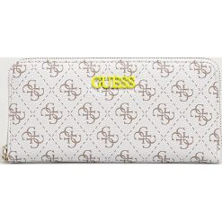 Guess Jeans - Portfel. Białe portfele damskie Guess Jeans, z aplikacjami, z jeansu. Za 279,90 zł.