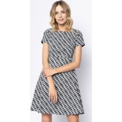 Sukienka codzienna DKNY DD9JN359. Czarne sukienki damskie DKNY, na co dzień, bez wzorów, z elastanu, bez kołnierzyka, bez rękawów, proste. W wyprzedaży za 449,00 zł.