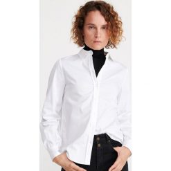 Bawełniana koszula - Biały. Białe koszule damskie Reserved, s, bez wzorów, z bawełny, bez kołnierzyka, bez rękawów. Za 99,99 zł.