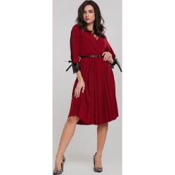 Bordowa Sukienka Dannielle. Czerwone sukienki damskie Renee, s, w paski, z dzianiny, eleganckie, plisowane. Za 109,99 zł.