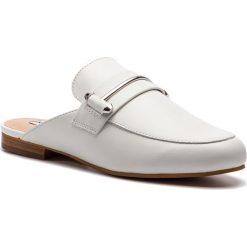 Klapki STEVE MADDEN - Kera Flat SM11000029-03001-107 White Leather. Białe klapki damskie Steve Madden, bez wzorów, ze skóry ekologicznej, bez obcasa, na obcasie. W wyprzedaży za 269,00 zł.