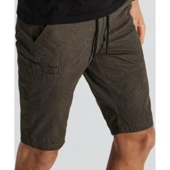 Szorty z nadrukiem all over - Khaki. Brązowe spodenki i szorty męskie Cropp, m, z nadrukiem. Za 89,99 zł.