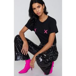 NA-KD Koszulka Double X - Black. Czarne t-shirty damskie NA-KD, z okrągłym kołnierzem. Za 72,95 zł.