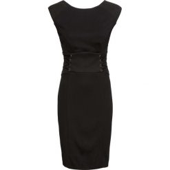 Sukienka dopasowana do figury bonprix czarny. Czarne sukienki damskie bonprix, do pracy, bez wzorów, eleganckie, bez kołnierzyka, bez rękawów, dopasowane. Za 149,99 zł.