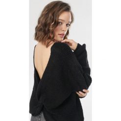 Czarny Sweter Berinaya. Czarne swetry damskie Born2be, s, bez wzorów, bez rękawów, bez kaptura. Za 129,99 zł.