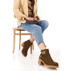 Khaki Botki Ginorvienne. Brązowe botki damskie Born2be, bez obcasa, na obcasie, bez zapięcia. Za 99,99 zł.