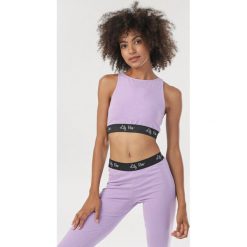 Jasnofioletowy Top Daemnara. Fioletowe topy sportowe damskie Born2be, s, bez wzorów, bez rękawów. Za 29,99 zł.