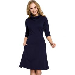 RACHELE Sukienka z golfem - granatowa. Niebieskie sukienki damskie dzianinowe marki Moe, eleganckie, z golfem. Za 149,00 zł.