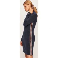 Tommy Jeans - Sukienka. Niebieskie sukienki damskie Tommy Jeans, na co dzień, s, bez wzorów, z bawełny, casualowe, z golfem, z długim rękawem, długie, mini, proste. W wyprzedaży za 359,90 zł.