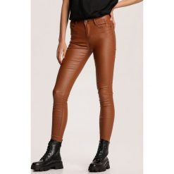 Brązowe Spodnie Skinny Eupherephis. Pomarańczowe spodnie damskie Renee, bez wzorów. Za 149,99 zł.