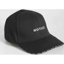 Czapka z daszkiem - Czarny. Czarne czapki damskie Sinsay, bez wzorów. Za 14,99 zł.