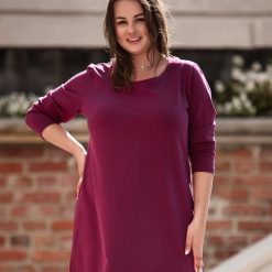 Sukienka Klara w odcieniach fioletu XXL OVERSIZE JESIEŃ. Czerwone sukienki damskie Moda Size Plus Iwanek, do pracy, na jesień, s, bez wzorów, z elastanu, eleganckie, bez kołnierzyka, z krótkim rękawem, długie, mini, oversize. Za 139,90 zł.