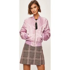 Guess Jeans - Kurtka bomber. Różowe kurtki damskie Guess Jeans, s, z aplikacjami, z poliesteru, krótkie, bez kaptura. W wyprzedaży za 449,90 zł.