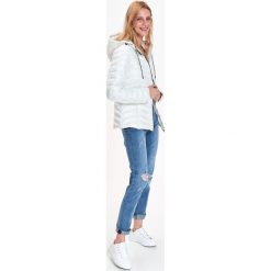 DOPASOWANA KURTKA KRÓTKA OCIEPLANA. Szare kurtki damskie zimowe marki Top Secret, eleganckie, z chokerem. Za 89,99 zł.