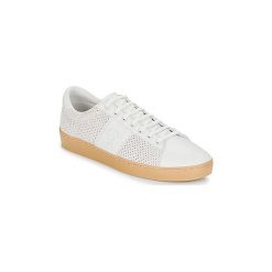 Buty Fred Perry SPENCER PERF SUEDE. Białe trampki męskie Fred Perry, bez wzorów, bez zapięcia. Za 407,20 zł.