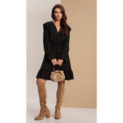 Czarna Sukienka Yrellia. Czarne sukienki damskie Renee, uniwersalny, bez wzorów, bez kołnierzyka, bez rękawów, mini. Za 139,99 zł.